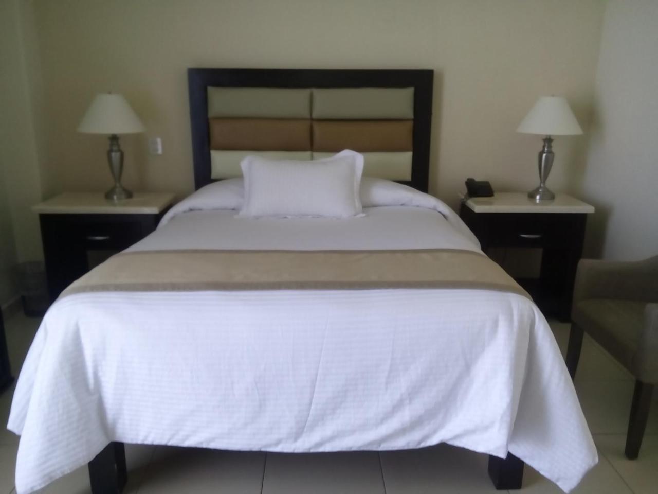 Hotel Y Suites Maria Fernanda Zitacuaro Ngoại thất bức ảnh